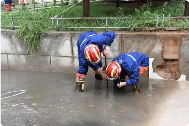 麒麟?yún)^(qū)遭暴雨突襲|部分道路積水嚴(yán)重，消防緊急排澇解憂(yōu)