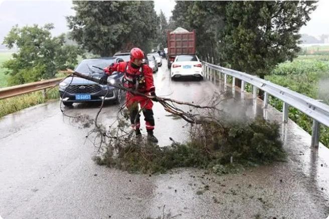 麒麟?yún)^(qū)遭暴雨突襲|部分道路積水嚴(yán)重，消防緊急排澇解憂(yōu)